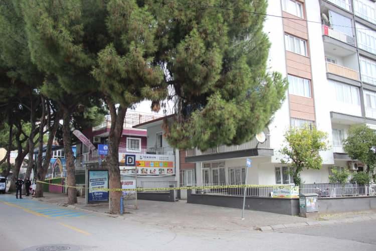 <p>İhbar üzerine bölgeye polis ekipleri sevk edildi. Kısa sürede olay yerine gelen polis ekipleri şerit çekerek çevre güvenliği alırken bulvar da trafiğe kapatıldı. Bomba imha ekibi tarafından özel kıyafet giyilerek fünye ile patlatılan valiz boş çıktı. </p>
