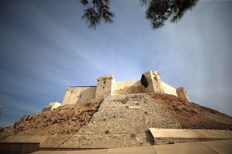 <p>Kahramanmaraş merkezli 6 Şubat depremlerinde yıkılan Gaziantep Kalesi yeni görünümü ile yeniden ziyarete açılıyor. </p>
