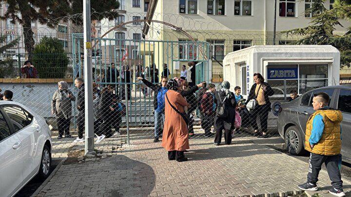 <p>Tekirdağ'da Ayla Güven, tapulu arazisi olduğu gerekçesiyle üzerinde okul da bulunan sokağı, tel örgüler çekerek yaklaşık 3 saat kapattı.</p>
