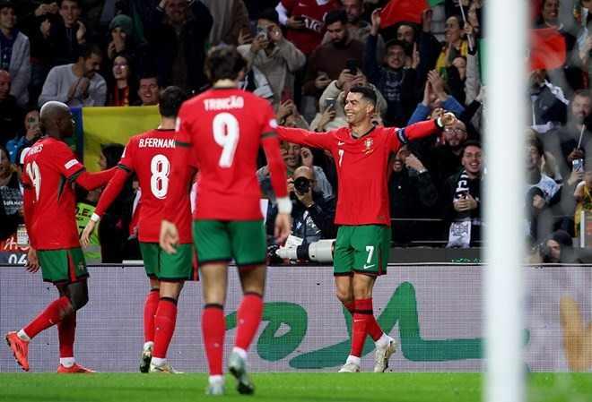 <p>Polonya maçı ile kariyerindeki 910. golüne ulaşan Ronaldo'nun <strong>1000 gol</strong> hedefine<strong> 90 gol</strong> kaldı.</p>