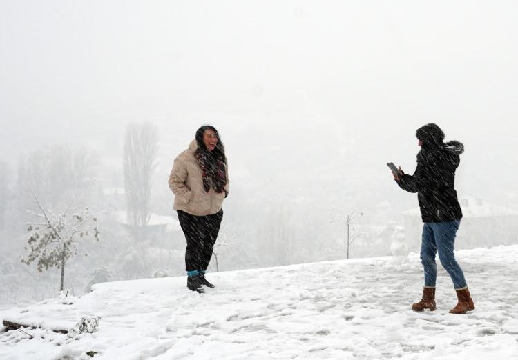 <p>Çorum çevreleri ile Samsun ve Amasya’nın 600 metre üzeri yükseklerinde kuvvetli; Tokat ile Ordu’nun 600 m üzeri yükseklerinde yoğun kar yağışı.<br />
Kahramanmaraş’ın kuzeyi ile yüksek kesimleri başta olmak üzere Malatya ve Elazığ’da kuvvetli; Erzincan, Tunceli çevrelerinde yoğun kar yağışı.<br />
 </p>
