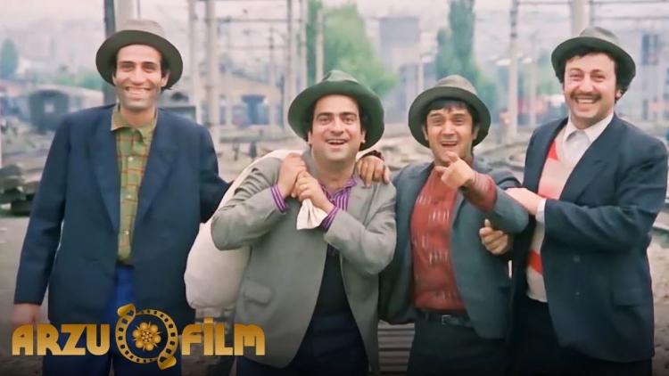 <p>Ertem Eğilmez yönetmenliğinde çekilen, Yeşilçam klasiklerinden 1974 yapımı 'Köyden İndim Şehire' filminin çekildiği apartmanı 50 yıl sonra görenler şaşkınlığını gizleyemiyor. </p>
