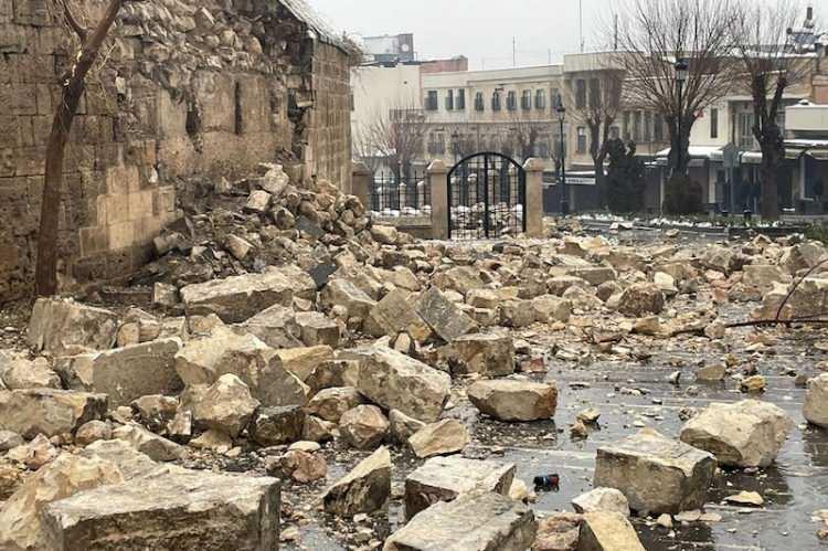 <p><em>(Gaziantep Kalesi'nin depremde surları yıkılmıştı)</em></p>
