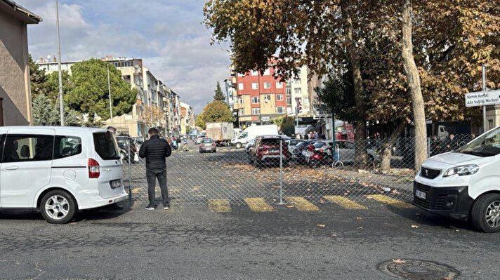 <p>Üzerinde Cafer Tayyar İlkokulu'nun da bulunduğu sokak tel örgütlerle kapatılınca veliler ve öğrenciler, okula giriş ve çıkışlarda sıkıntı yaşadı.</p>
