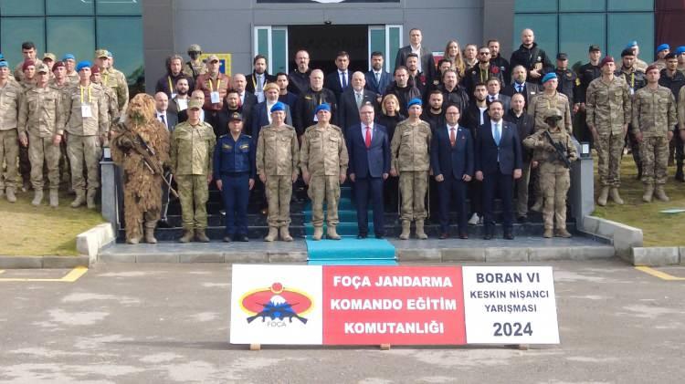 <p>İzmir Foça'da Jandarma Albay M. Remzi Kızılsu Atış Alanı'nda düzenlenen yarışmayla keskin nişancılığın öneminin algılanmasını sağlamak, mesleki bir kültür oluşturmak, keskin nişancıların moral, motivasyon ve kendine güvenlerini artırmak, uzman personel arasında Terörle Mücadele Harekâtı kapsamında edinilen tecrübenin paylaşımını sağlamak amacıyla her yıl yapılıyor.</p>

<p> </p>
