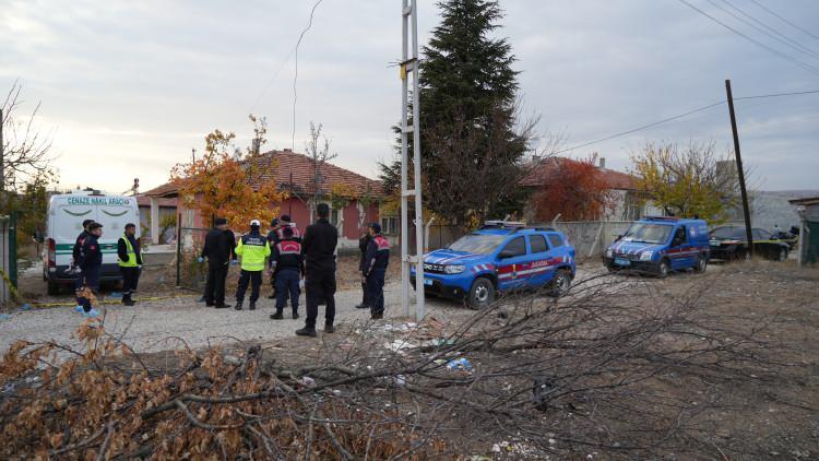 <p>Edinilen bilgiye göre, akşam saatlerinde yaşanan olayda şizofreni hastası C.T. (36), henüz bilinmeyen bir nedenle annesi Döndü T. (56) ve eniştesi Mehmet Topak (48) ile tartıştı.</p>
