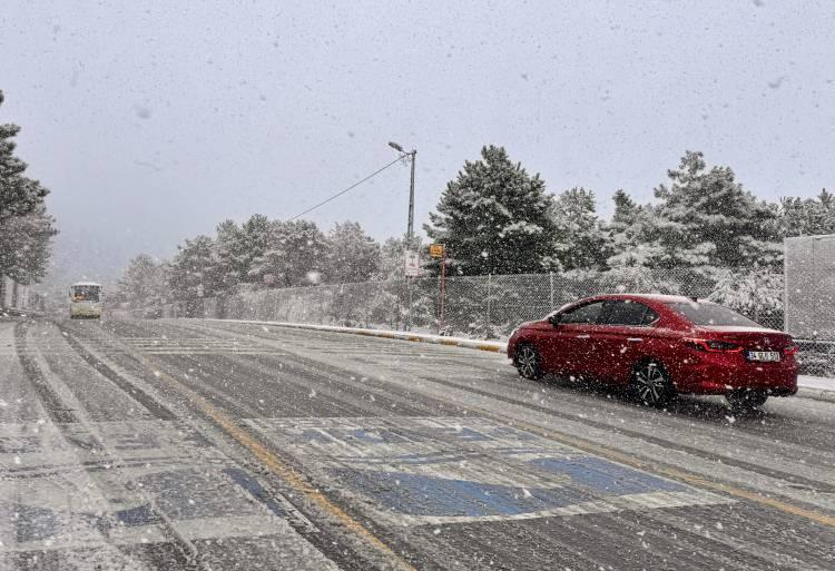 <p>İstanbul'da da Meteoroloji Genel Müdürlüğü'nün peş peşe uyarılarının ardından beklenen sağanak ve kar yağışı kentin bazı ilçelerinde etkili oldu.</p>
