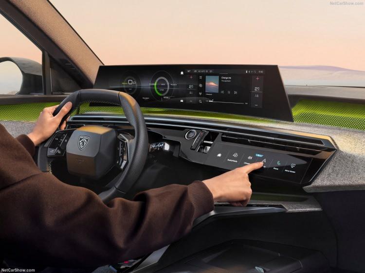 <p>Yeni 5008, son derece geniş ve rahat bir iç mekanın yanı sıra, yedi yolcu için tamamen elektrikli ulaşım sunan kendi segmentindeki tek model olarak dikkat çekiyor.</p>
