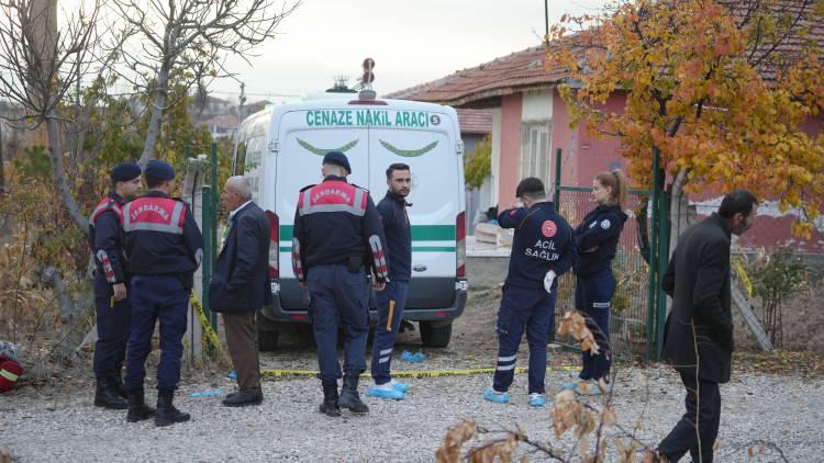 <p>Olayın ardından eniştesine ait araçla kaçan şüpheli, polis ve jandarma ekiplerinin ortak çalışması sonucu kısa sürede yakalanarak gözaltına alındı. </p>
