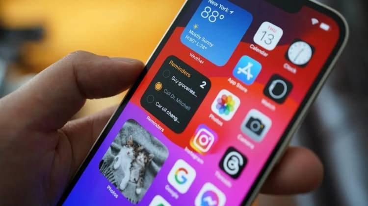 <p>Apple'ın Aralık 2024'te yayınlayacağı iOS 18.2 ürününü, kullanıcı deneyimini zenginleştirecek çeşitli yenilikler olacak. iOS 18.2 güncellemesi ile “CSAM (Child Sexual Abuse Material)” özelliği cihazlara aktarılacak. İşte yeni güncellemenin öne çıkan özellikleri:</p>

<p> </p>
