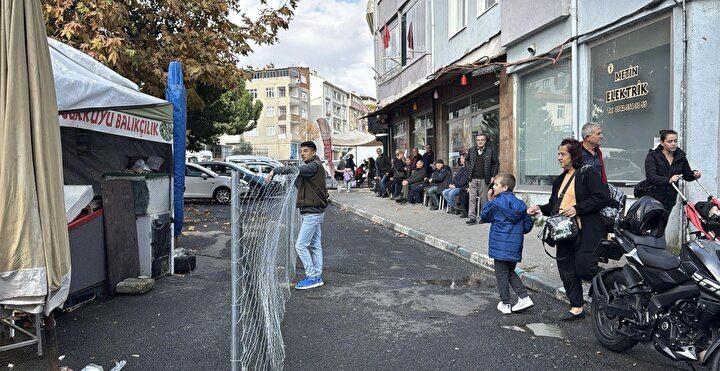 <p>Bunun üzerine Ayla Güven, sokaktaki tel örgüleri kaldırdı. Yaklaşık 3 saat kapalı kalan sokak yeniden açıldı.</p>

<p> </p>
