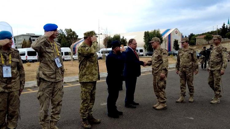 <p>Foça Jandarma Komando Eğitim Komutanlığı ev sahipliğinde ve Jandarma Asayiş Vakfı Organizatörlüğünde düzenlenen Yarışmanın Uluslararası alanda çok önemli rol üstelendiğini ifade eden Jandarma Genel Komutanı Orgeneral Ali Çardakçı, şunları söyledi;</p>
