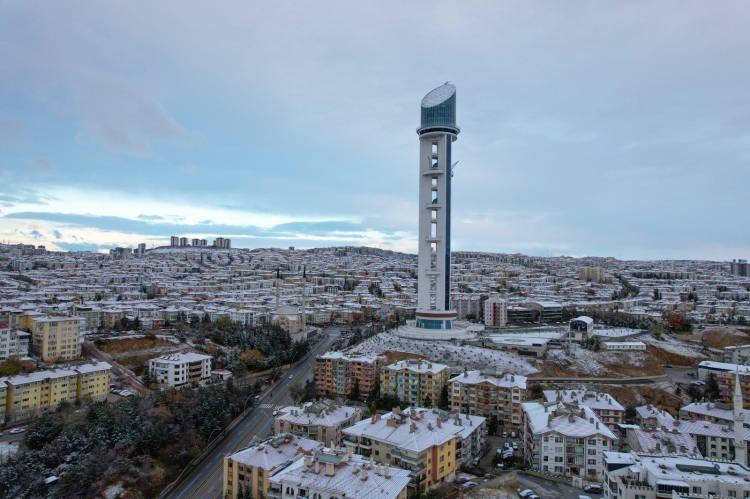 <p>Havadan çekilen görüntülerde, parklar, yollar ve binaların karla kaplandığı manzaralar görenleri büyüledi.</p>

<p> </p>
