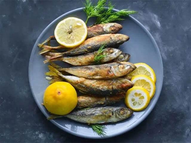 <p>İstavrit, <strong>Kasım ayında yenmesi gereken balıklar</strong> arasında yer alır. <strong>Omega-3 yağ asitleri</strong> bakımından zengin olan bu balık, küçük ve kısa ömürlü olduğu için hamsi gibi ağır metal birikimi yapmaz. <strong>Taze ızgara</strong> veya buharda pişirilmiş istavrit, hem besleyici hem de lezzetli bir alternatiftir.</p>
