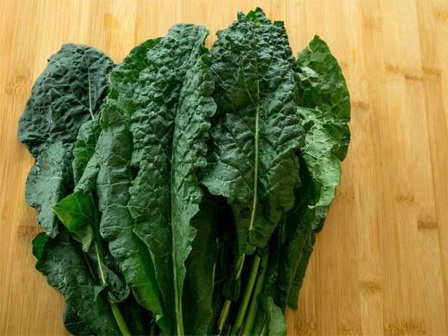 <p><strong>- Kale</strong></p>
