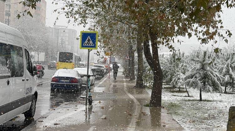 <p>İstanbul Havalimanı'na gelen bazı uçaklar iniş yapamayıp pisti pas geçerken, bazıları da bir süre havada tur atmak zorunda kaldı.</p>

<p> </p>
