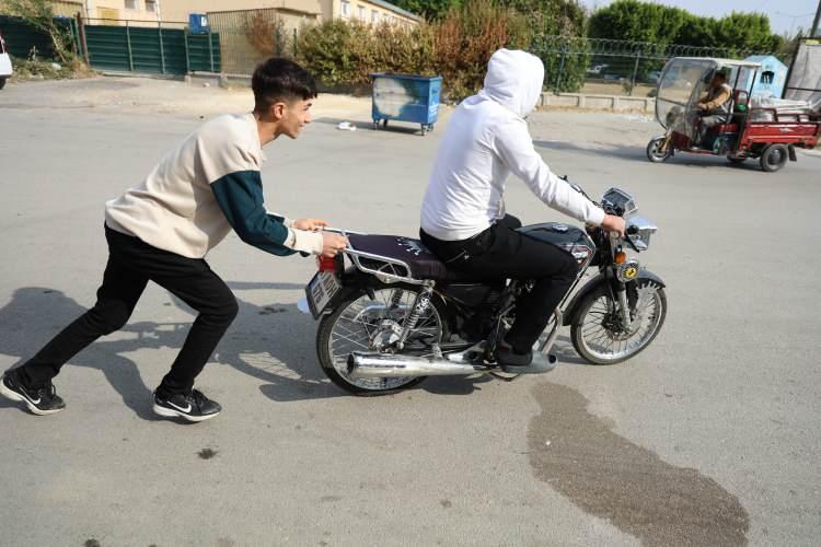 <p>Kentte motosiklet satışı yapan Taner Mert, motosiklete rağbetin arttığını belirterek, <strong>“Her gün motosiklet satışı var. Eskiden bu kadar talep yoktu ama artık insanlar sıfır otomobil alamıyor. Motosiklete yöneliyor. Bir de yakıt konusu var. Motosikletler adeta yakıtları kokluyor”</strong> dedi.</p>
