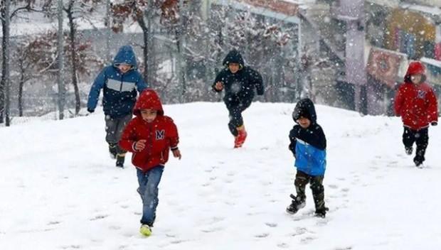 <p>Yarın okullar tatil mi? Sorusu öğrenciler ve veliler tarafından araştırılıyor. İstanbul, Ankara başta olmak üzere 23 Kasım Cumartesi günü etkisini gösteren kar yağışı, Türkiye'de birçok ilde etkisini göstermeye devam ediyor.</p>
