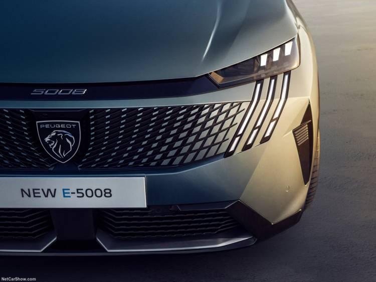 <p>Yeni 5008’de sunulacak yeni nesil 136 HP’lik 1.2 PureTech benzinli ve elektrikli motor destekli hibrit versiyon, yeni e-DCS6 şanzıman ile daha fazla sürüş keyfi ve daha düşük yakıt tüketimi sunmayı hedefliyor.</p>