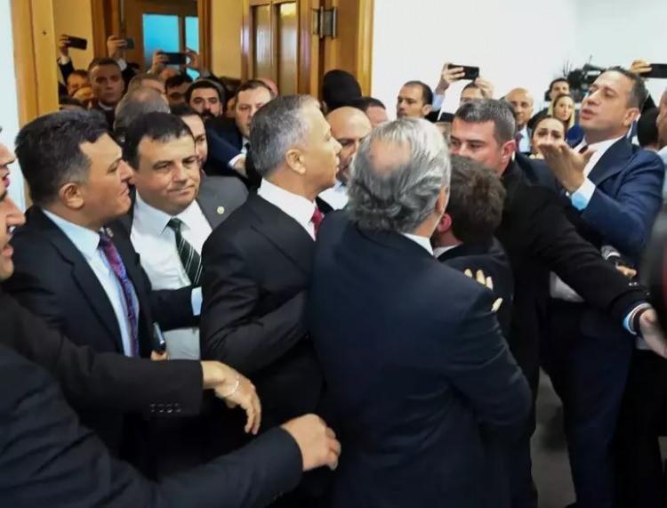 <p>Korumalarla CHP engelini yarıp geçen Yerlikaya ve beraberindekiler, salona girdi. Girişte başlayan gerginlik salonda da devam etti.</p>

<p>AK Parti ve CHP milletvekilleri arasında tartışma yaşandı.</p>

<p>Yerlerine oturan vekiller, oturdukları yerden de tartışmaya devam etti.</p>
