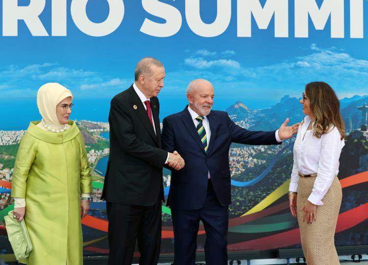 <p>Erdoğan'a, G20 Liderler Zirvesi'nde, Dışişleri Bakanı Hakan Fidan, Hazine ve Maliye Bakanı Mehmet Şimşek, AK Parti Genel Başkan Yardımcısı ve Parti Sözcüsü Ömer Çelik, Cumhurbaşkanlığı İletişim Başkanı Fahrettin Altun ve Cumhurbaşkanı Dış Politika ve Güvenlik Başdanışmanı Akif Çağatay Kılıç eşlik ediyor.</p>

<p> </p>
