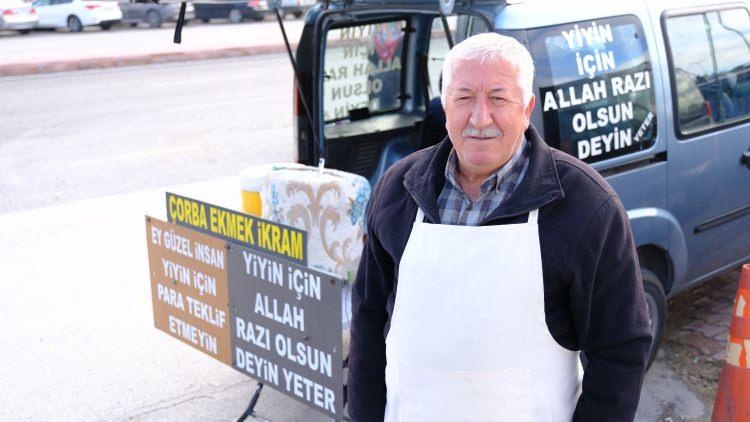 <p>Yıldız, haftanın 4 günü yaklaşık bin kişinin karnını doyuruyor. Hastane, otogar önünde ve meydanlarda insanlara ücretsiz çorba dağıtan Yıldız, bu işi sadece hayır duası için yaptığını söyledi. </p>
