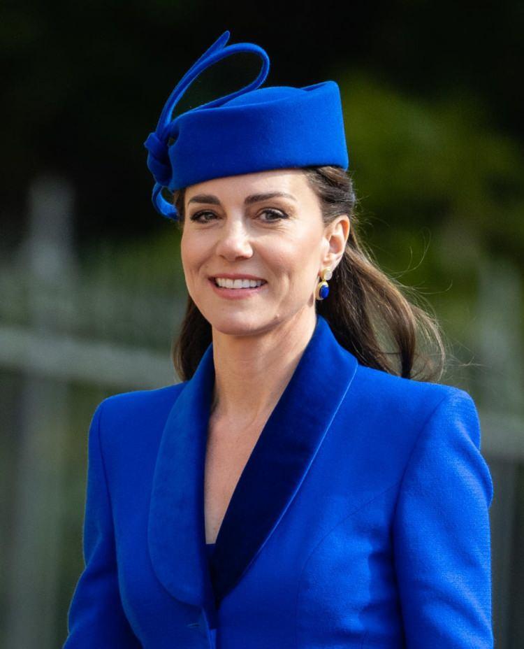 <p>Fakat gelen eleştiriler üzerine açıklamada bulunan kraliyet uzmanları Kate Middleton'ın tedavisi biter bitmez eskisi gibi işlerinin başına dönmemesinin gayet normal olduğunu söyledi.</p>
