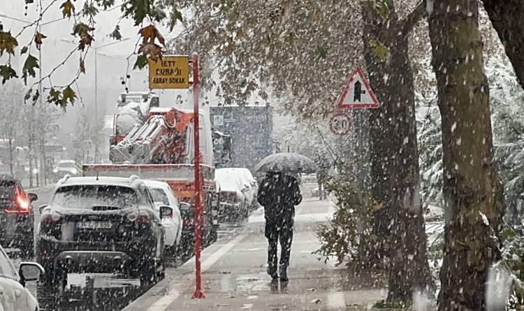 <p><strong>İSTANBUL'DA YARINA KADAR ARALIKLARLA KARLA KARIŞIK YAĞMUR VE KISA SÜRELİ KAR GÖRÜLECEK</strong></p>

<p>Kentte bu akşam ile yarın sabah saatlerinde karla karışık yağmur ve kısa süreli kar yağışının görüleceğini duyurdu. </p>
