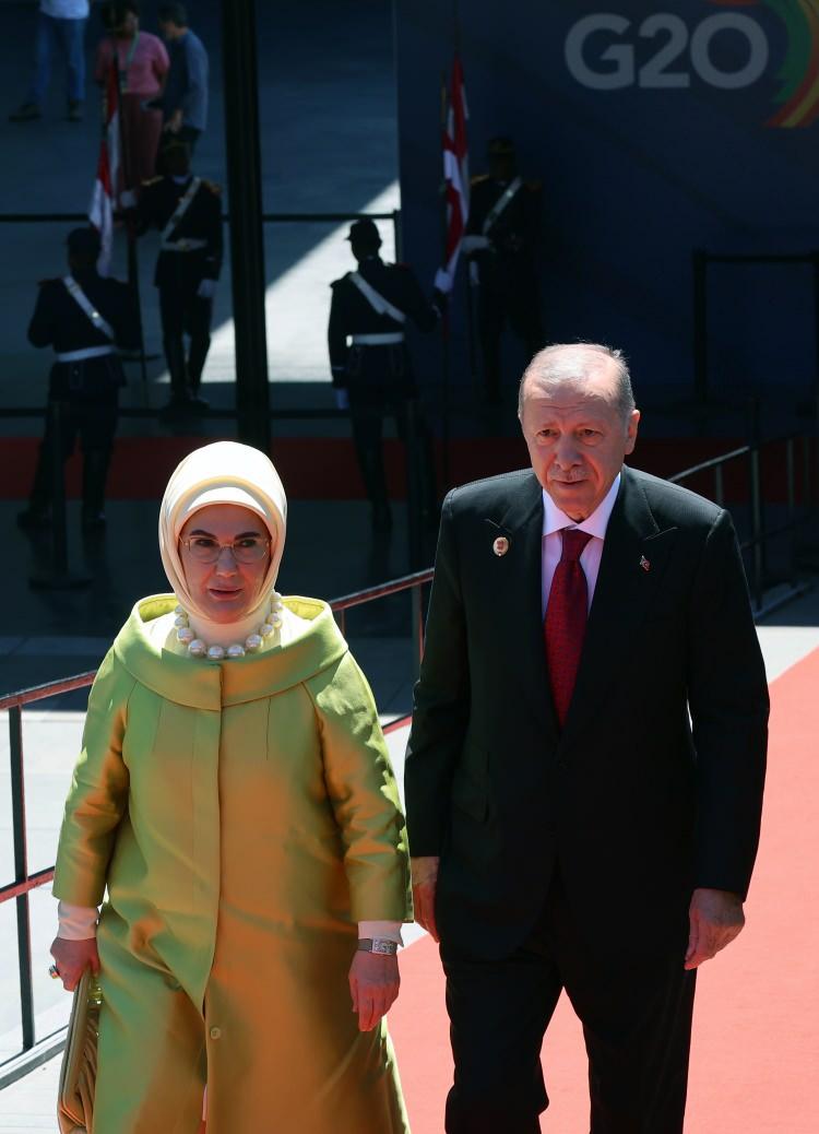 <p>Latin Amerika’nın en kalabalık ve en büyük ülkesi Brezilya, 19 üye ülkenin yanı sıra Afrika Birliği ve Avrupa Birliği liderlerinin katılımıyla G20 Liderler Zirvesi’ne ev sahipliği yapıyor.</p>
