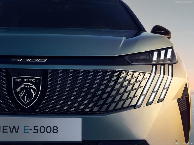 <p>Stellantis’in yeni STLA Medium platformunu kullanan E-5008’in 210 HP’lik elektrikli versiyonu ise üstün performans sunarken aynı zamanda 502 kilometreye kadar menzil sunabilmesiyle de öne çıkıyor.</p>
