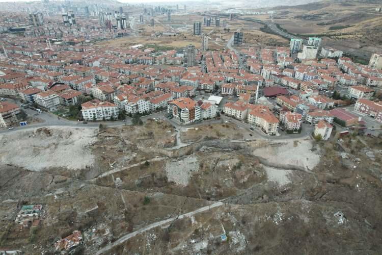 <p>Yaşanan heyelan riski nedeniyle tedirgin olan mahalle sakinleri, bazı binalar tahliye edilmesine rağmen yeterli önlemlerin alınmamasının can kaybına neden olduğunu öne sürdü.</p>
