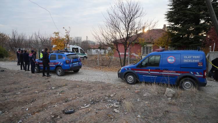 <p>Olay, Kimeski Mahallesi Egemenlik Caddesi'ndeki tek katlı müstakil bir evde meydana geldi.</p>
