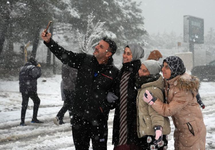 <p><strong>SEL, SU BASKINLARINA DİKKAT</strong></p>

<p>Turuncu uyarı verilen illerimizde köy muhtarları, cami, belediye hoparlörleri, emniyet ve jandarma araçları aracılığıyla vatandaşlarımızın tedbirli olmaları ve dere kenarlarından uzak durmaları konusunda anonslar yapılmıştır.</p>

<p> </p>
