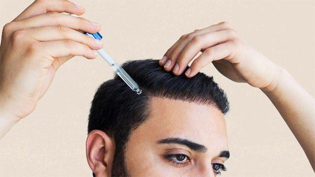 <p><strong>- 5 damla biberiye yağı</strong></p>
<p><strong>- 5 damla nane yağı</strong></p>
<p><strong>- 2 yemek kaşığı hindistancevizi yağı</strong> (veya jojoba yağı)</p>
<p>- <strong>1 yemek kaşığı taze soğan suyu</strong></p>
<p><strong>- 1 tatlı kaşığı zeytinyağı</strong> (isteğe bağlı)</p>