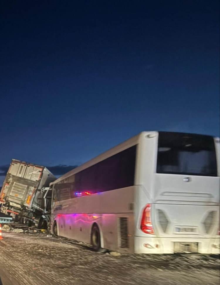 <p>Tedaviye alınan yaralıların durumunun iyi olduğu öğrenildi. Kazaya karışan araçlar ise çekiciyle yoldan kaldırıldı.</p>
