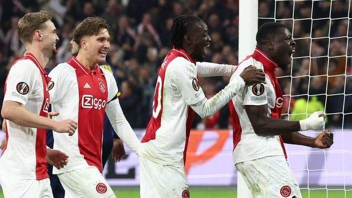 <p>Hollanda Ligi'nde 11 maç sonunda topladığı 26 puanla 3. sırada yer alan, UEFA Avrupa Ligi'nde ise 4 karşılaşmada 10 puanı hanesine yazdıran ve 2. sırada konumlanan Ajax, radikal bir karar aldı.</p>