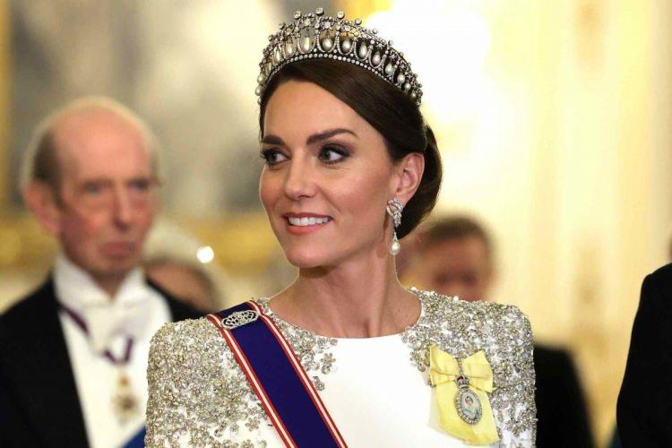 <p>Son zamanlarda sağlık durumuyla sık sık gündeme gelen Galler Prensesi Kate Middleton, tüm ülke için oldukça önemli bir etkinlik ile dikkatleri üzerine topladı. Bu akşam saatlerinde Buckingham'da gerçekleşecek olan resmi törene katılması beklenen Kate Middleton, yapılan açıklama üzerine hayranlarını hayal kırıklığına uğrattı. </p>
