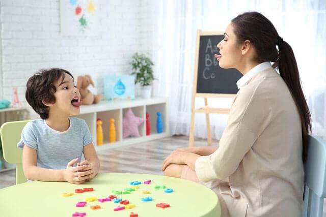 <p><strong>- Erken Konuşma ve Gelişmiş Dil Becerileri</strong>: Üstün zekalı çocuklar, yaşıtlarına göre daha erken konuşabilir ve gelişmiş dil becerilerine sahip olabilirler. Uzun cümleler kurma ve anlamlı tartışmalar yapabilme, onların zekalarını gösteren belirgin özelliklerdir.</p>