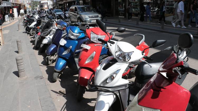 <p>Motosikletler nedeniyle trafikte sıkıntı yaşadığını anlatan Adnan İldaş isimli vatandaş, <strong>“Motosikletlerin artması kazalara da sebep veriyor. Motosikletler çok tehlikeli. Geçtiğimiz gün 20 yaşında bir yeğenimiz kazada hayatını kaybetti. Ben 61 yaşındayım ama eskiden bu kadar motosiklet yoktu”</strong> dedi.<br />
<br />
Motosiklet kullanan Eyüp Yaşar, <strong>“Hızlı olan hayatını yaşıyor. Biz trafikte zorlanmıyoruz. Ölümden korkmuyoruz, kask takmıyoruz. Birçok arkadaşımız trafikte motosiklet kazası nedeniyle hayatını kaybetti ama biz korkmuyoruz”</strong> diye konuştu.</p>