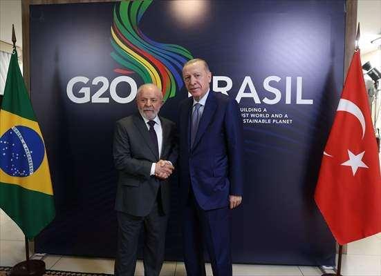 <p>Erdoğan, Brezilya'nın İsrail saldırganlığı karşısındaki duruşunun takdire şayan olduğunu, Türkiye'nin İsrail'e silah ve mühimmat satışının engellenmesi için Birleşmiş Milletler (BM) nezdinde girişim başlattığını, Filistin'de kalıcı ateşkesin tesisi, insani yardımların kesintisiz şekilde bölgeye ulaştırılması ve iki devlet temelinde adil bir çözüm için Türkiye’nin elinden geleni yapmaya devam edeceğini belirtti.</p>
