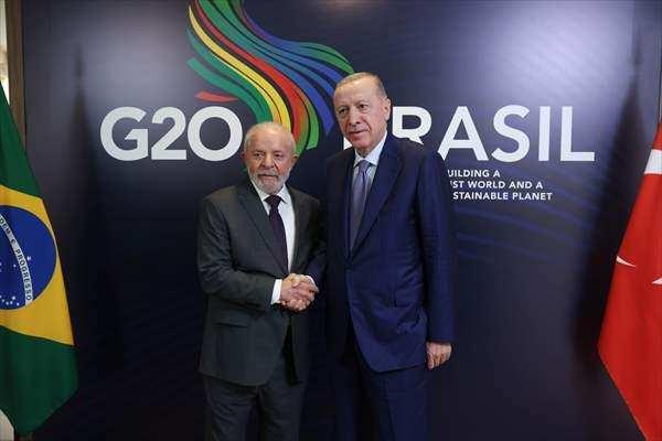 <p>Cumhurbaşkanı Erdoğan, BM'nin Gazze başta olmak üzere dünyadaki çatışmaları engelleyemediğini, krizlere çözüm üretmekte yetersiz kaldığını, Brezilya'nın G20 dönem başkanlığında Küresel Yönetişim Reformu'nu gündeme getirmesinin isabetli olduğunu vurguladı.</p>

<p> </p>

