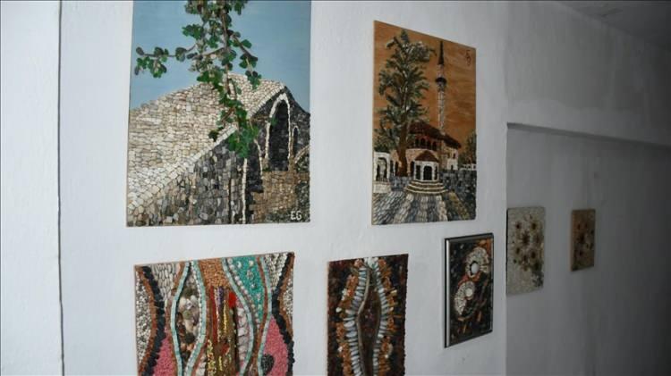 <p>Topladığı taşları sanat eseri haline getiren Erieta Gajtani'nin eserleri arasında portrelerin yanı sıra taştan yaptığı doğa manzaraları, tarihi yapılar, bina ve şehir silüetleri bulunuyor.</p>
