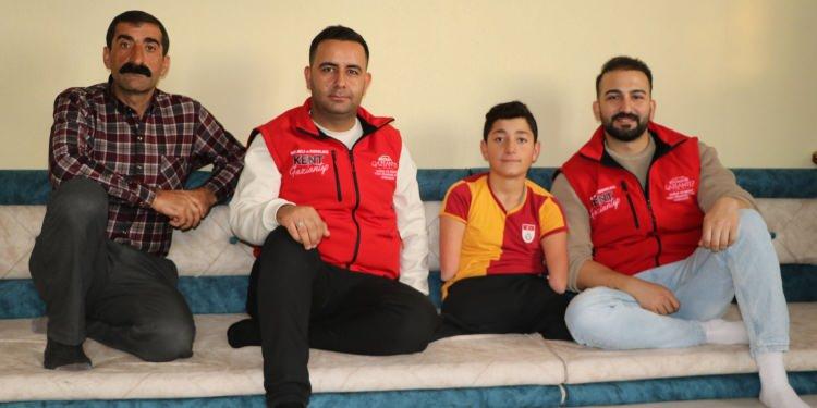 <p>Bunun üzerine Büyükşehir Belediyesi Engelli ve Yaşlı Hizmetleri Şube Müdürü Eyüp Yıldız ile Ortez Protez Merkezi Uzmanı Yunus Emre Şahin Van'a gelerek Nakşin'in protez ölçümlerini yaptı. </p>