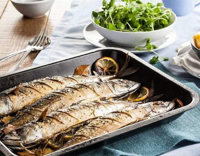 <p><strong>Uskumru</strong>, <strong>omega-3</strong> yağ asitleri <strong>EPA</strong> ve <strong>DHA</strong> bakımından oldukça zengindir. Bu yağ asitleri, kalp sağlığını destekler, kan basıncını düzenler ve trigliserit seviyelerini düşürür.</p>