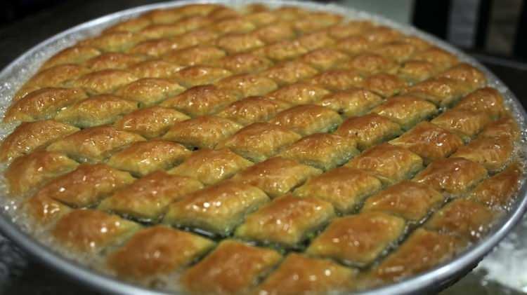 <p>21.<strong> </strong>sıra<span style="color:#B22222"><strong> Antep baklavası</strong></span>nın! Gaziantep baklavası UNESCO tarafından da tescillenmiş durumda.</p>