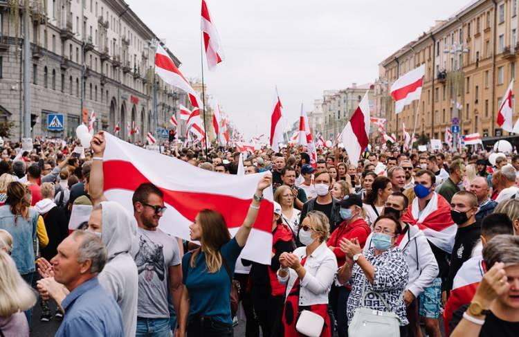<p><span style="color:#B22222"><strong>BELARUS  |  Beyaz Eusya</strong></span></p>

<p> </p>

<p><span style="color:#B22222"><strong>ERKEKLER: 1.78 m</strong></span></p>

<p> </p>

<p><strong>KADINLAR:  1.66 m</strong></p>
