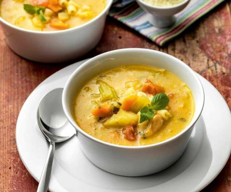 <p><span style="color:#000000"><strong>Üç fasulyeli minestrone çorbası, içeriğindeki gıdalardan dolayı bağırsak sağlığını destekliyor ve bağırsak sağlığı uzun bir yaşam sürmeyi sağlıyor. </strong></span></p>
