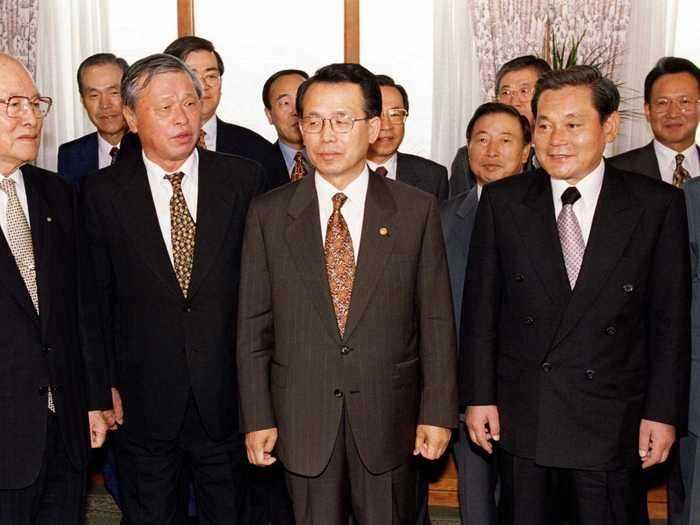 <p>16-Lee (Byung Chul) ailesi</p>
<p>40.8 milyar dolar</p>