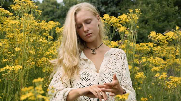 <p><strong>11. Billie Marten - Crown</strong></p>
