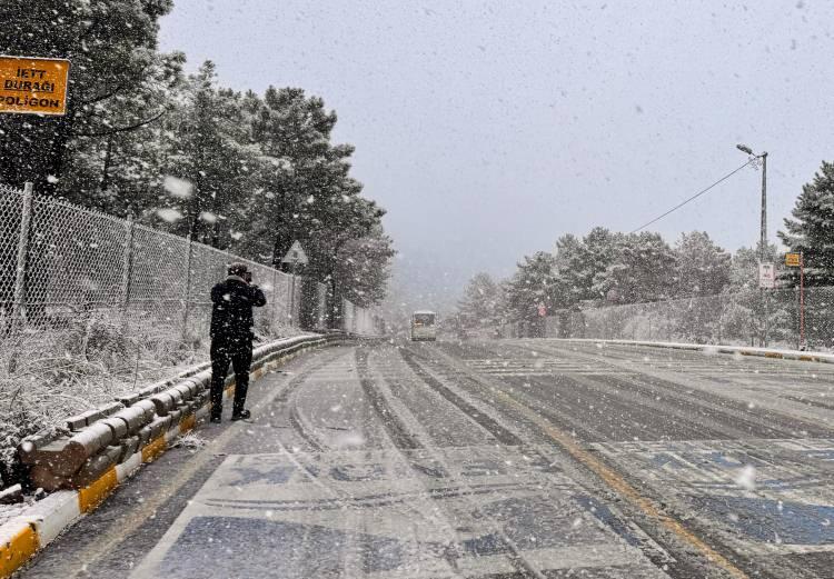 <p><strong>İSTANBUL'UN BAZI İLÇELERİNDE KAR YAĞIŞI ETKİLİ OLDU</strong></p>

<p>İstanbul'un bazı ilçelerinde kar yağışı 12.00 saatlerinden itibaren görülmeye başladı.</p>
